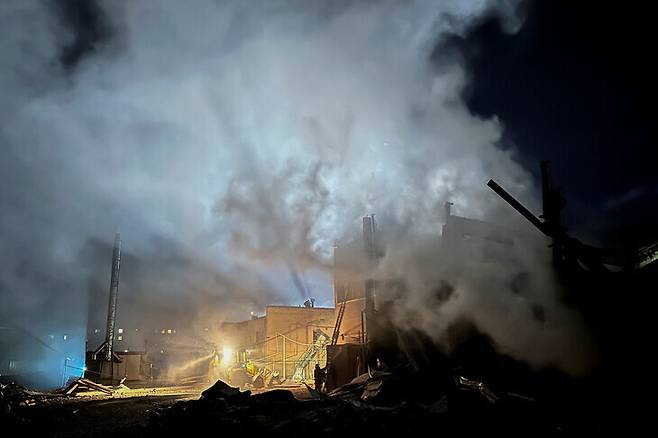 러시아군의 미사일 공격을 받은 우크라이나 크라마토르스크의 정수 시설에서 20일(현지시각) 연기가 치솟고 있다. 크라마토르스크/로이터 연합뉴스