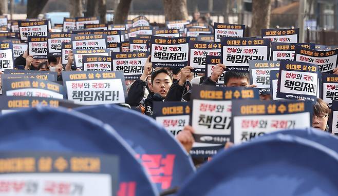 전국공무원노동조합 소방본부 소속 소방관들이 26일 오후 서울 영등포구 여의도 KDB산업은행 본점 앞에서 열린 총궐기대회에서 소방 인력 증원과 소방 조직 국가직화 등을 촉구하고 있다. 신소영 기자