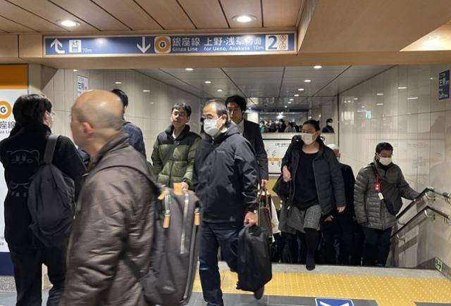 16일 도쿄 니혼바시 지하철역 구내가 퇴근하는 직장인들로 혼잡하다. 지나가는 사람 중에는 고령의 회사원이 많이 눈에 띈다. 도쿄=최진주 특파원