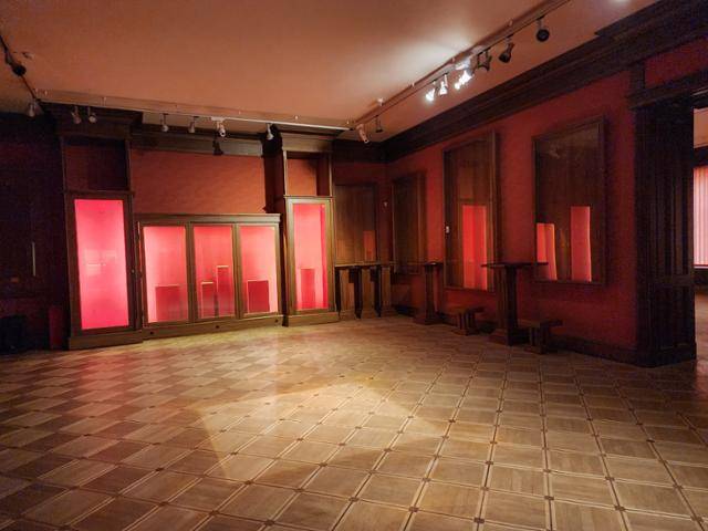 우크라이나 수도 키이우에 있는 카넨코 박물관 내부. 작품이 있어야 할 공간이 텅 비어 있다. 2년 전 러시아 침공 이후 러시아 공격에 작품이 훼손될까, 지하 수장고로 옮겨 두었기 때문이다. 그래도 카넨코 박물관은 문을 연다. 키이우=신은별 특파원