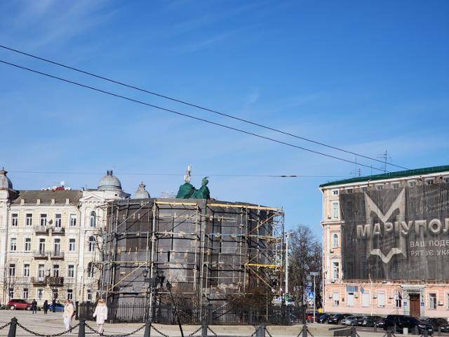 우크라이나 키이우 시내의 한 광장에 있는 조각상이 러시아 공격으로 인한 피해를 최소화하기 위해 강철판 등으로 보호되고 있다. 키이우=신은별 특파원