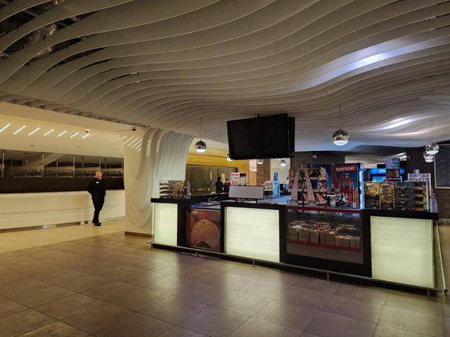 우크라이나 키이우 한 대형 쇼핑몰 안에 있는 영화관 '오스카' 내부. 오스카 매니저 막심은 "전쟁 이후 관객이 많이 줄었다"고 했다. 키이우=신은별 특파원