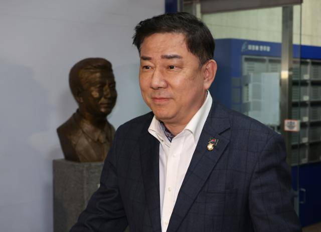 김병기 더불어민주당 의원이 25일 서울 여의도 민주당사에서 열린 최고위원회의에 참석하고 있다. 연합뉴스