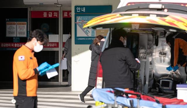 26일 서울의 한 대학병원 응급의료센터 앞에서 구급차가 대기하고 있다. 뉴스1