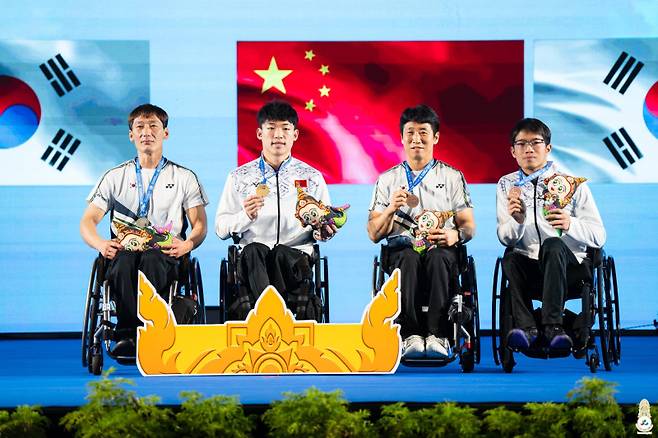 장애인배드민턴 세계선수권대회 WH1 종목에서 은메달을 수확한 최정만(가장 왼쪽)과 동메달을 목에 건 정재군(가장 오른쪽). 대한장애인배드민턴협회 제공