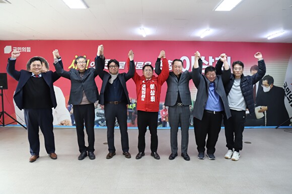 이상휘 포항남⋅울릉 예비후보 캠프에 격려 및 응원 방문 행렬 이어지고 있다. [사진=이상휘 예비후보 사무실]