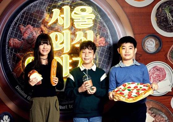 오수아(경기도 하랑초 5) 학생기자·이예준(서울 도성초 4) 학생모델·김서호(서울 자곡초 4·왼쪽부터)학생기자가 서울생활사박물관을 찾아 서울을 중심으로 우리나라의 외식 역사에 대해 살폈다.