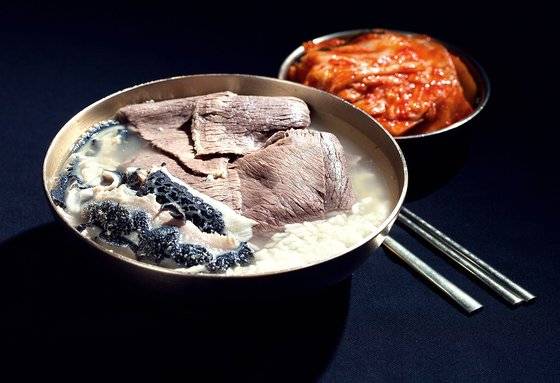 1939년 서울 중구 삼각동 골목에서 영업을 처음 시작한 하동관의 곰탕. 국밥은 해방 직후 서울 노동자들의 배를 채워주던 끼니형 외식의 대표주자다. 중앙포토