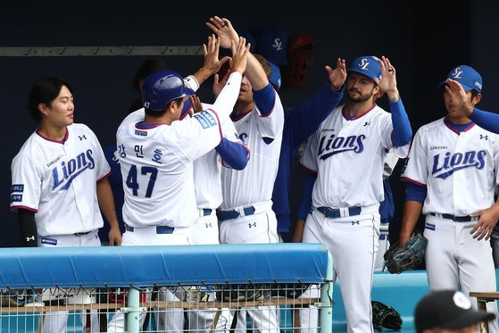 (오키나와(일본)=뉴스1) 이광호 기자 = 26일 오전 일본 오키나와 아카마구장에서 열린 삼성과 한화의 연습경기, 삼성 2회말 1사 1,3루 상황때 3루주자 강민호가 김성윤의 적시타로 홈을 밟은뒤 더그아웃에서 기쁨을 나누고 있다. 2024.2.26/뉴스1