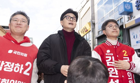 한동훈 국민의힘 비상대책위원장이 26일 오후 강원 원주시 중앙시장을 방문해 시민들을 향해 인사하고 있다. 뉴스1