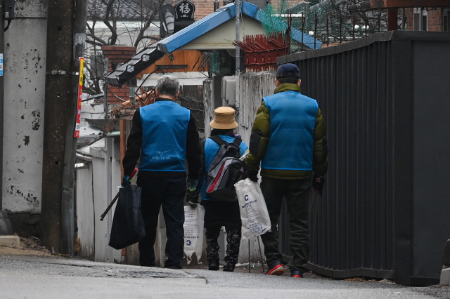 ▲ 70대 이상 노인 4명 중 1명이 취업자인 것으로 나타난 지난 2월19일 춘천 효자동 거리에서 노인공공일자리 근로자들이 환경미화 작업을 하고 있다. 유희태