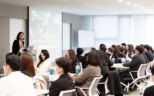 CJ프레시웨이 본사에서 직원들이 교육을 수강하고 있다. CJ 제공