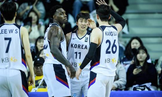 Ra Gun-a, left, stands with his teammates during the qualifier against Thailand for the 2025 FIBA Asia Cup at Wonju Gymnasium in Wonju, Gangwon on Sunday. [YONHAP]