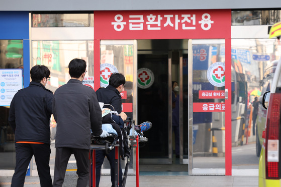 Paramedics move a patient to an emergency room at Chonnam National University Hospital in Gwangju on Monday. [YONHAP]