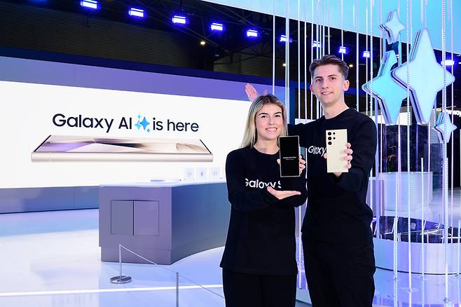 삼성전자 모델들이 삼성전자의 MWC 24 전시 부스를 소개하는 모습 [사진 = 삼성전자]