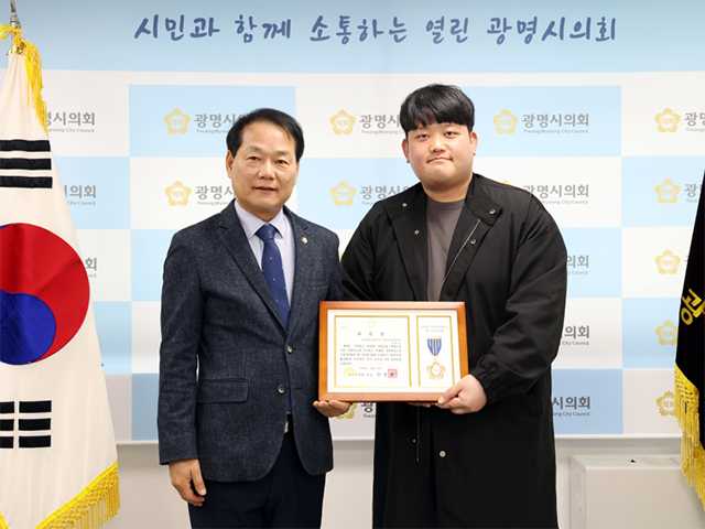 광명시의회 안성환 의장(왼쪽)과 체육공단 장희영 대리가 표창장 수여식에서 기념 촬영을 하고 있다. 사진=서울올림픽기념국민체육진흥공단 경륜경정총괄본부 제공