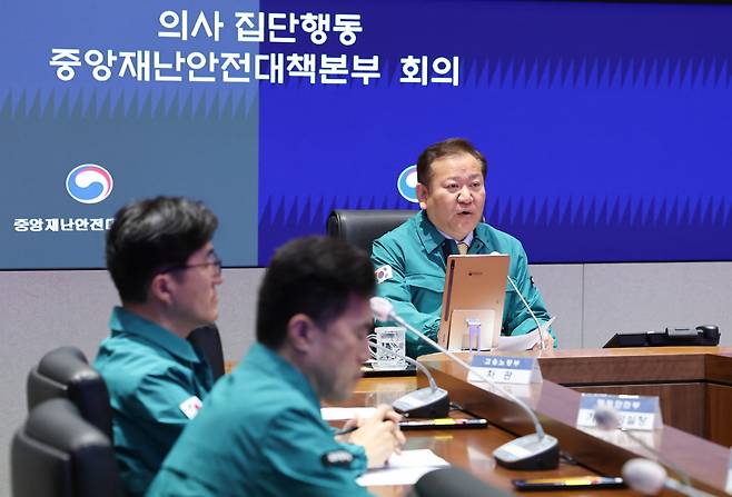 이상민 행안안전부 장관이 26일 서울 종로구 정부서울청사에서 열린 의사 집단행동 중앙재난안전대책본부 회의에서 발언하고 있다./사진=뉴스1