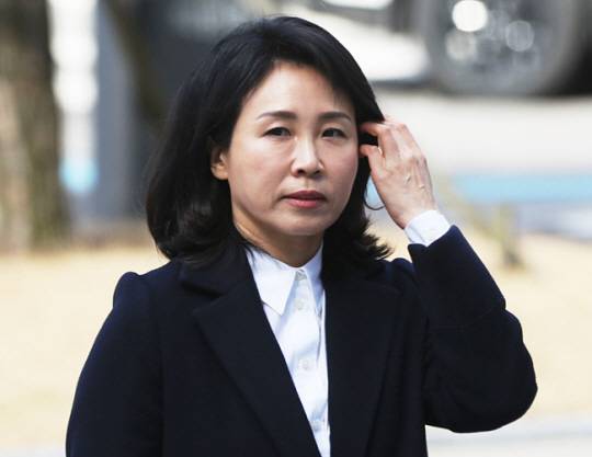 공직선거법 위반 혐의로 기소된 이재명 더불어민주당 대표의 배우자 김혜경씨가 26일 경기도 수원지방법원에서 열린 첫 재판에 출석하고 있다. 사진공동취재단