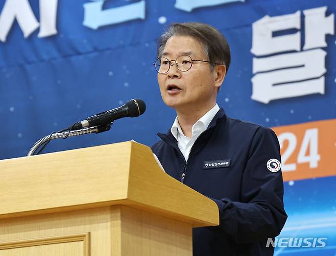[서울=뉴시스] 김금보 기자 = 이정식 고용노동부 장관이 지난 19일 오후 서울 영등포구 안전보건공단 서울남부지사에서 열린 '중소기업 중대재해 예방 총력대응 결의대회'에서 인사말을 하고 있다. 2024.02.19. kgb@newsis.com
