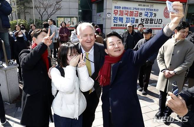 [인천=뉴시스] 김동영 기자 = 원희룡 전 국토교통부 장관과 인요한 전 국민의힘 혁신위원장, 이천수 후원회장이 26일 오전 인천 계양구 계양우체국에서 청소년들과 기념촬영을 하고 있다. 2024.02.26. dy0121@newsis.com