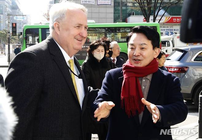 [인천=뉴시스] 김동영 기자 =  인요한 전 국민의힘 혁신위원장이 26일 오전 인천 계양구 한 거리에서 국민의힘 계양을 후보로 확정된 원희룡 전 국토교통부 장관의 지원 유세를 펼치고 있다. 인 전 위원장이 지난해 혁신위원회 활동 종료 후 정치 행보에 나선 것은 이번이 처음이다. 2024.02.26. dy0121@newsis.com