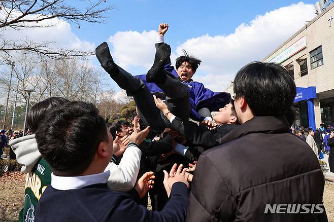 [서울=뉴시스] 권창회 기자 = 26일 오후 서울 관악구 서울대학교에서 열린 제78회 학위수여식에서 졸업생이 재학생으로부터 행가래를 받고 있다. 2024.02.26. kch0523@newsis.com