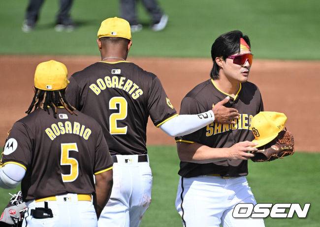 [OSEN=피오리아(미국 애리조나주), 이대선 기자] 25일(한국시간) 미국 애리조나주 피오리아 스타디움에서 2024 메이저리그 시범경기 샌디에이고 파드리스와 밀워키 브루어스의 경기가 진행됐다.2회초 공수교대 때 샌디에이고 파드리스 김하성이 잰더 보가츠에게 모자와 글러브를 건네 받고 있다. 2024.02.25 /sunday@osen.co.kr