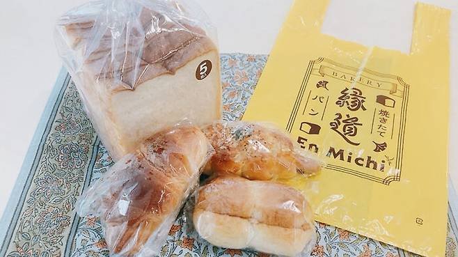 일본 '남은 빵 자판기'에서 가져온 빵과 빵 봉투.
