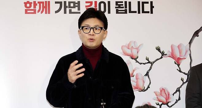 한동훈 국민의힘 비상대책위원장이 26일 오전 서울 여의도 국민의힘 중앙당사 로비에서 취재진의 질문에 답변하고 있다.서상배 선임기자