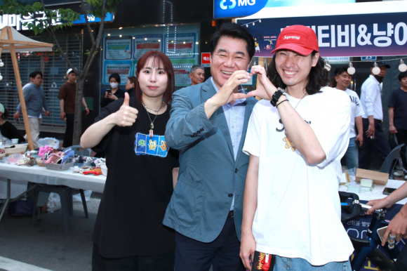 박준희(가운데) 서울 관악구청장이 지난해 5월 신림동 별빛거리 축제에서 상인들과 함께 축제를 즐기고 있다. 관악구 제공