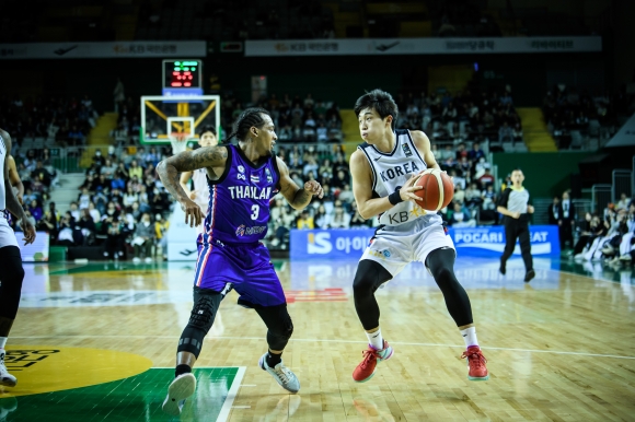 한국 남자농구 국가대표 오재현이 25일 원주체육관에서 2025 국제농구연맹(FIBA) 아시아컵 예선 태국과의 A조 예선 2차전에서 공격하고 있다. 대한농구협회 제공