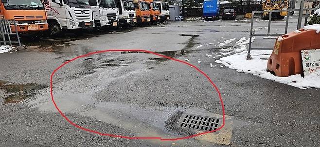 인천 계양구 주차장에서 다량의 기름이 발견됐다. 사진ㅣ장관섭 기자
