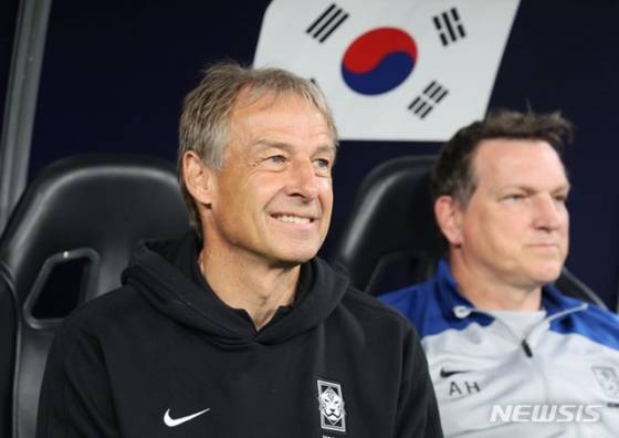 위르겐 클린스만 감독(왼쪽)이 지난 1월 30일(한국시각) 카타르 알라이얀 에듀케이션 시티 스타디움에서 열린 아시아축구연맹(AFC) 2023 카타르 아시안컵 16강전 사우디아라비아 대 대한민국의 경기에서 경기장을 바라보고 있다. /사진=뉴시스