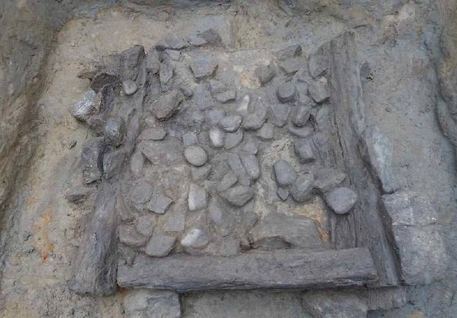 우물의 바닥 시설 모습  [중부고고학연구소 제공. 재판매 및 DB 금지]