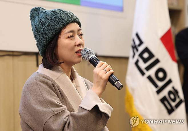 인사말하는 배현진 의원 (서울=연합뉴스) 김성민 기자 = 국민의힘 배현진 의원이 지난 2일 오후 서울 송파구 송파책박물관에서 열린 '2024 설날맞이 희망콘서트'에서 인사말하고 있다.
    지난달 25일 강남구 신사동 한 건물에서 중학생으로부터 공격당해 입원 치료를 받은 배 의원은 이날 피습 이후 첫 공개 활동에 나섰다. 2024.2.2 ksm7976@yna.co.kr