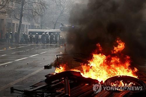 집행위 앞 도로에 불지른 농민들 (브뤼셀 로이터=연합뉴스) 26일(현지시간) 벨기에 브뤼셀에 있는 EU 집행위원회 본부 앞 도로에 농민들이 타이어 등을 불 지르고 있다. 2024.2.26 photo@yna.co.kr