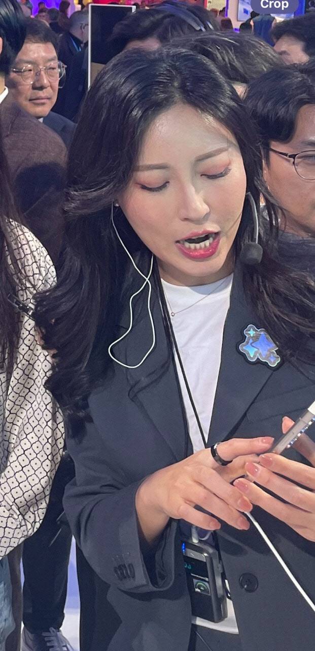 갤럭시링을 착용한 전시요원. 사진=공동취재단