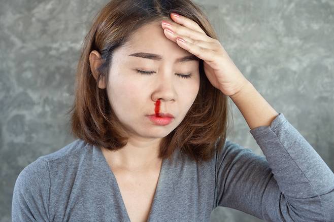 스트레스를 받거나 과로한 날, 야구공에 코를 맞지도, 심지어 코를 파지도 않았는데 코피를 뚝뚝 흘릴 때가 있다. [사진= 게티이미지뱅크]