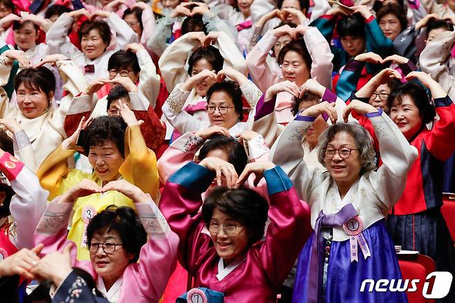 27일 오전 서울 마포아트센터에서 열린 일성여자중고교 졸업식에서 만학도들이 하트 포즈를 취하고 있다. 2024.2.27/뉴스1 ⓒ News1 안은나 기자