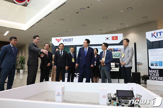 윤석열 대통령이 24일 오전(현지시간) '한-베 디지털 미래 세대와의 대화'를 위해 베트남 하노이에 있는 삼성전자 R&D센터를 방문해 이재용 삼성전자 회장의 설명을 들으며 전방향 모바일 로봇의 장애물 회피 시연을 보고 있다. (대통령실 제공) 2023.6.24/뉴스1 ⓒ News1 안은나 기자