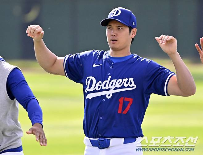 19일(한국시간) 미국 애리조나주 글렌데일 캐멀백 랜치에서 열린 LA다저스의 스프링캠프 현장, 오타니가 워밍업을 하고 있다. 글렌데일(미국 애리조나주)=허상욱 기자wook@sportschosun.com