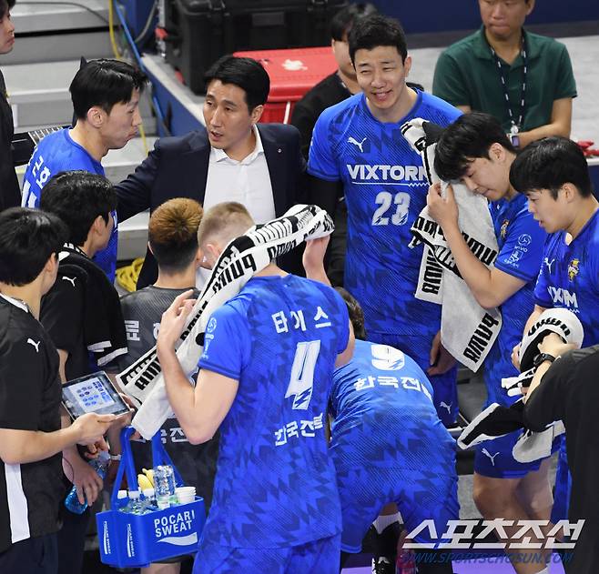 V리그 대한항공과 한국전력의 경기가 27일 인천계양체육관에서 열렸다. 한국전력 권영민 감독이 작전 지시를 하고 있다. 인천=박재만 기자 pjm@sportschosun.com/2024.02.27/