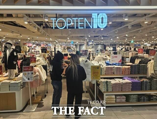 신성통상이 올해 브랜드 전략을 강화하고 수익성 개선을 계획한 가운데 지난해 하반기부터 하락세를 걷는 실적을 개선할 수 있을지 주목된다. 사진은 서울 관악구 한 탑텐 매장 /우지수 기자