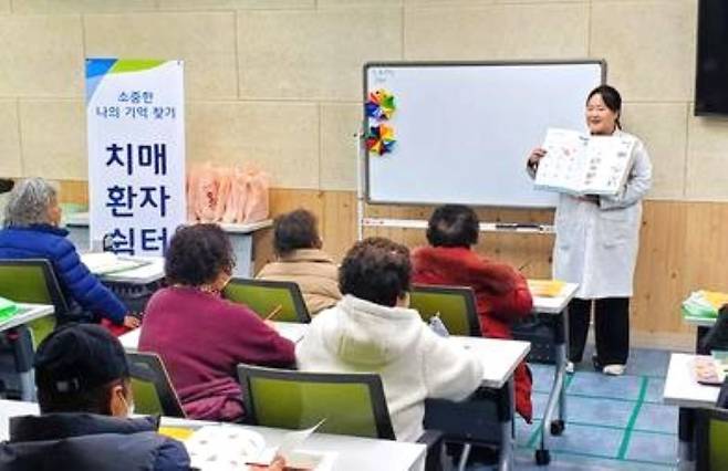 고령화로 치매 환자들이 늘어나면서 치매 이후 간병과 재산 관리에 관심을 갖는 고령층이 늘어나고 있다. 사진은 '기억키움 쉼터 프로그램'을 운영하는 전라남도 장성군 치매안심센터. /뉴시스