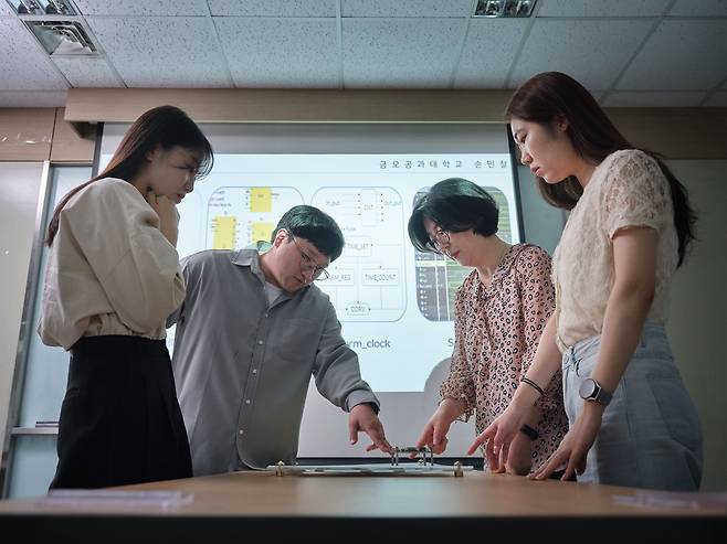 ETRI 수도권연구센터에서 반도체 부트캠프에 참여한 학생들을 대상으로 교육을 진행하고 있다./ETRI