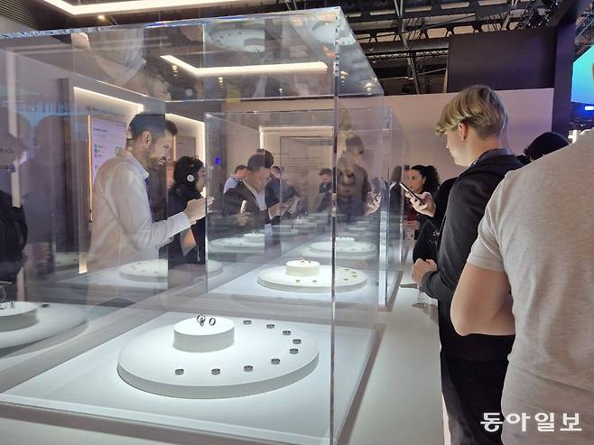 삼성전자는 26일(현지 시간) 스페인 바르셀로나에서 개막한 ‘모바일 월드 콩그레스(MWC) 2024’에서 생체 리듬을 탐지해 건강
 정보를 파악할 수 있는 스마트반지 ‘갤럭시 링’의 실물을 처음으로 공개했다. 현장을 방문한 관람객들이 갤럭시 링의 모습을 
촬영하고 있다. 바르셀로나=남혜정 기자 namduk2@donga.com