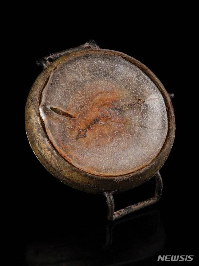 [보스턴=AP/뉴시스] 미 보스턴 RR 경매소에서 23일(현지시간) 낙찰된 손목시계. 바늘이 일본 히로시마에서 원자폭탄이 폭발한 시각을 가리키고 있다. 2024.2.24.