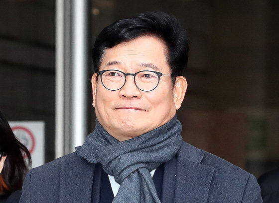 ‘더불어민주당 전당대회 돈봉투 살포’에 관여한 혐의를 받는 송영길 전 대표가 서울 서초구 중앙지방법원에서 열린 구속 전 피의자 심문(영장실질심사)을 마친 후 법원을 나서고 있다. 2023.12.18/뉴스1