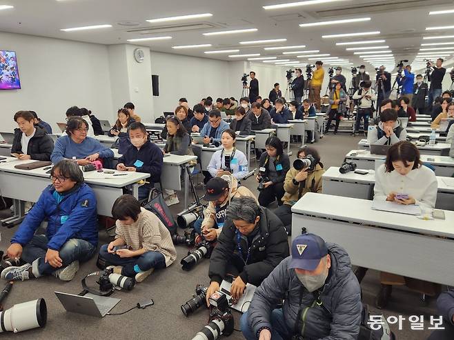 일본 내외신 기자들이 27일 도쿄 국립경기장에서 열린 북한 여자축구 대표팀 기자회견장을 가득 메우고 있다. 도쿄=이상훈 특파원  sanghun@donga.com