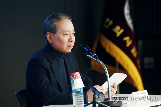 주수호 대한의사협회 비상대책위원회 언론홍보위원장이 27일 오후 서울 용산구 대한의사협회 회관에서 의협 비대위 정례브리핑을 하고 있다. <사진: 연합뉴스>